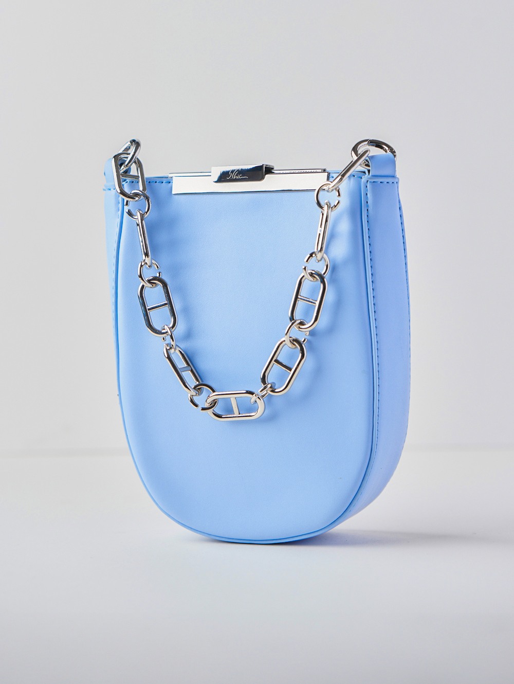 Elegant Leather Handbag with Statement Chain