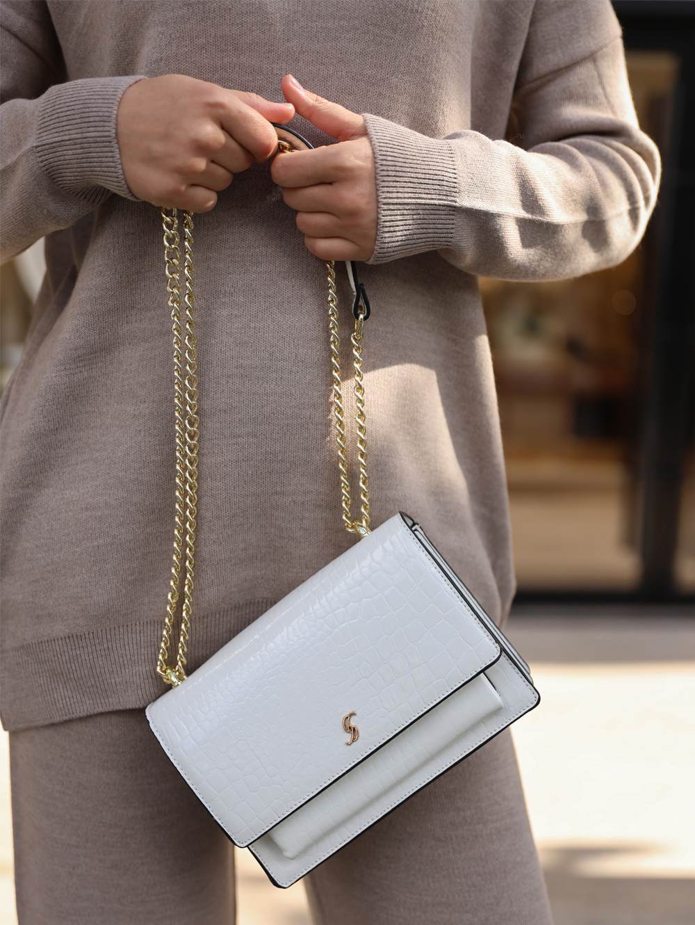 l169 White (3)