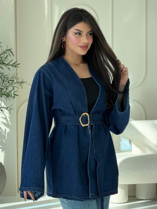 سترة جينز بتصميم أنيق وحزام مميز